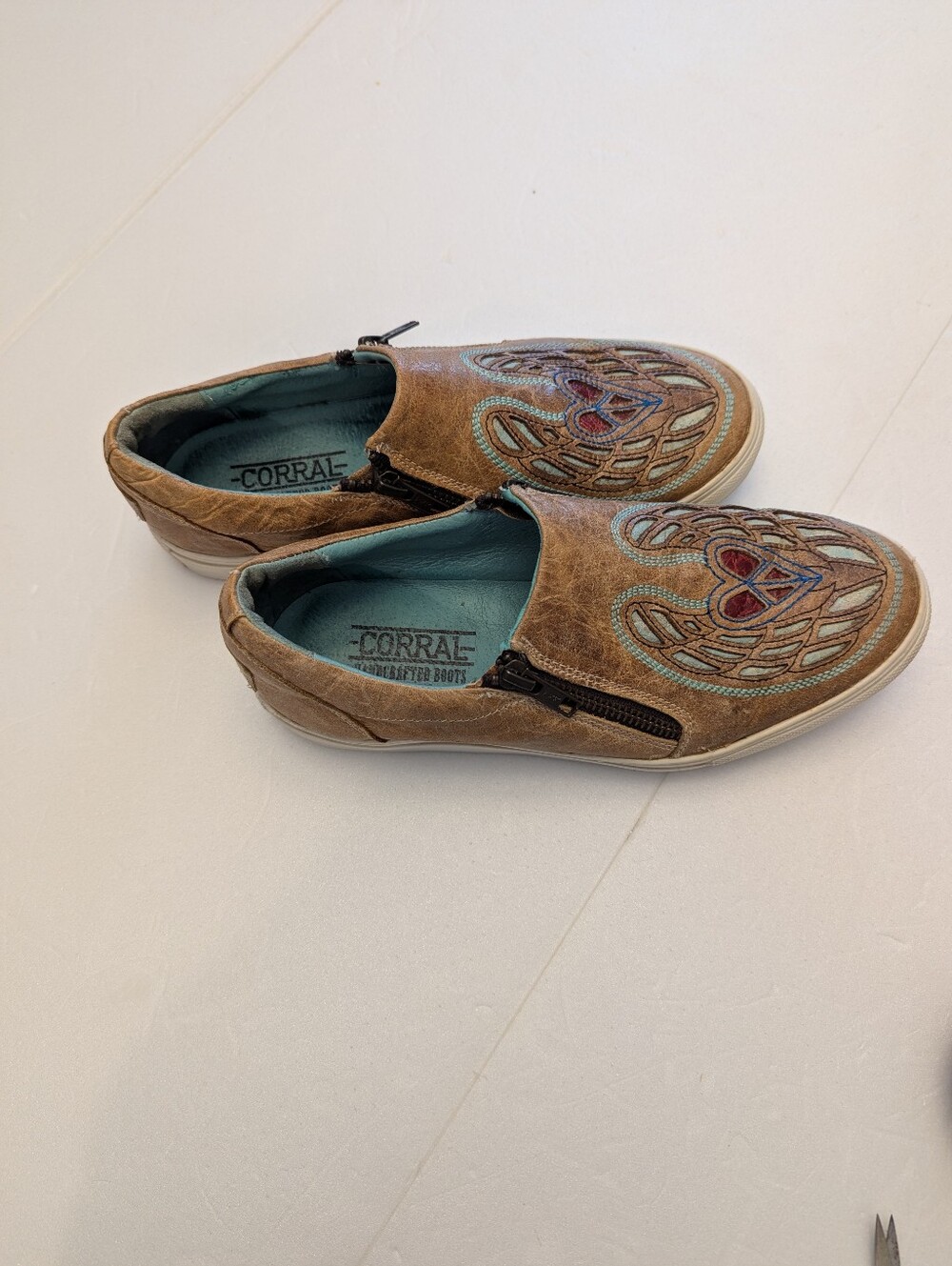 Corral Distressed Tan Winged Heart Peace Sign Embroidered Slip On shoe. - Picture 5 of 8